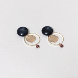 Black glossy buttons and garnet pierce 4枚目の画像