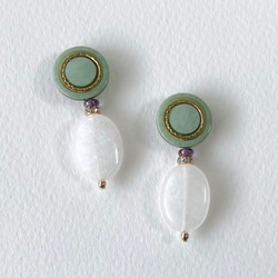 Retro green button and white jade earrings 1枚目の画像