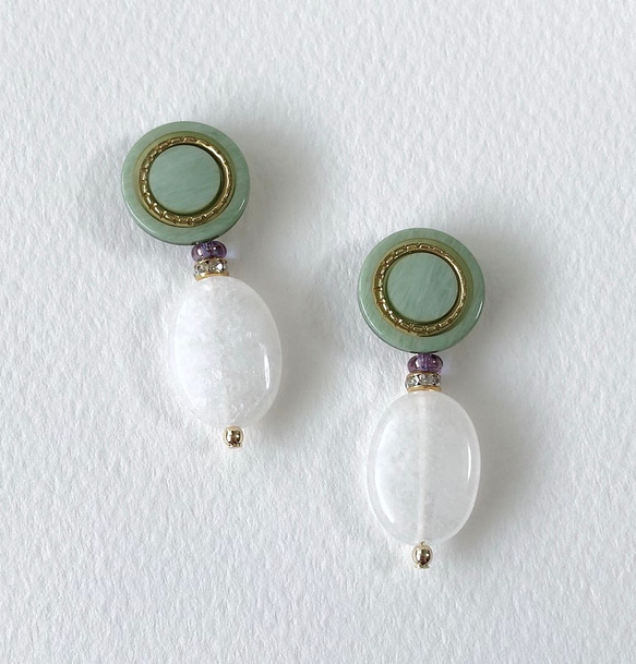 Retro green button and white jade earrings 1枚目の画像