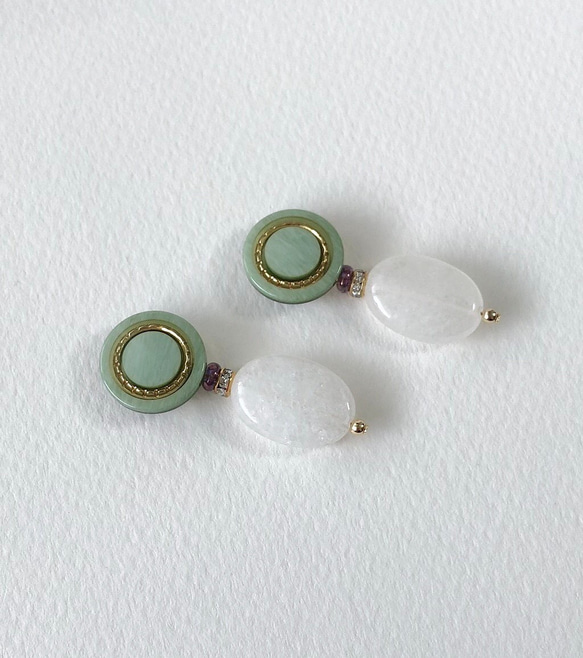 Retro green button and white jade earrings 2枚目の画像