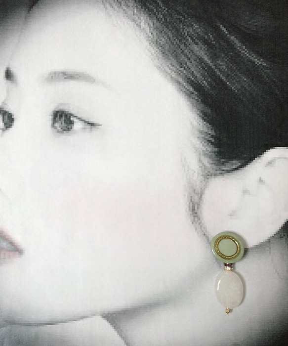 Retro green button and white jade earrings 3枚目の画像