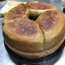 天然酵母の鍋焼きパンはオーブンで焼くパンとちょっと違う優しいヨモギの風味が漂います。 3枚目の画像