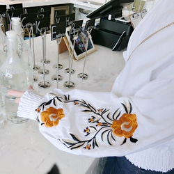 花柄 刺繍 シャーリング フリル ハイネック バルーン袖 ブラウス 3枚目の画像