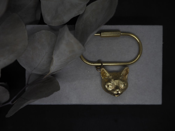 。默契之中。NO.02 貓與貓面具 鑰匙圈/黃銅 第1張的照片