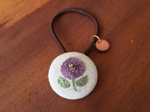 ビーズと刺繍のお花のヘアゴム 1枚目の画像