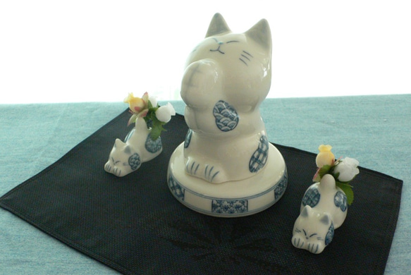 京焼　染付　猫の置物　「お祈り猫」　猫のお地蔵さんセット 2枚目の画像