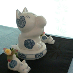 京焼　染付　猫の置物　「お祈り猫」　猫のお地蔵さんセット 3枚目の画像