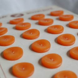 ヴィンテージ　樹脂製ボタンシートオレンジ 2枚目の画像
