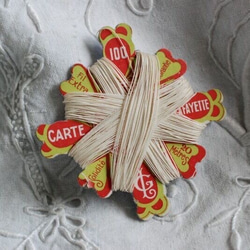 フランスアンティーク糸  ギャラリーラファイエット星形糸巻き リネン白.　 1枚目の画像