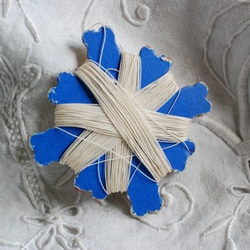 フランスアンティーク糸  ギャラリーラファイエット星形糸巻き リネン白.　 2枚目の画像