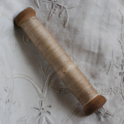 フランスアンティーク 糸付きスプール 糸巻 細 白系. 糸・ミシン糸