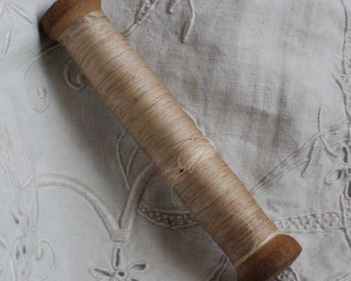 フランスアンティーク 糸付きスプール 糸巻 細 白系. 糸・ミシン糸