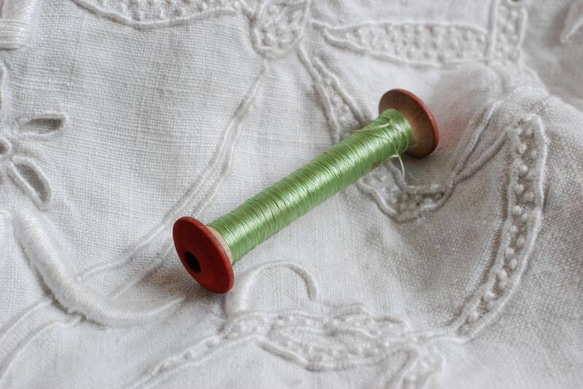 *アンテイーク 木製スプール シルク糸 薄緑 2枚目の画像