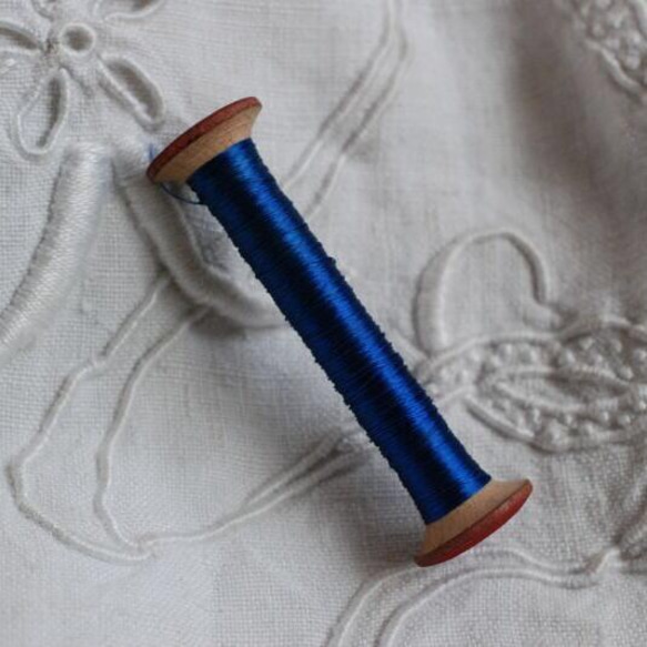 アンテイーク 木製スプール シルク糸 青 1枚目の画像