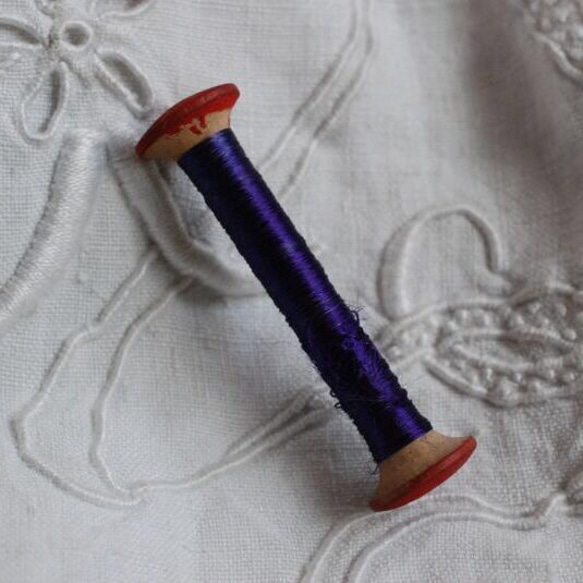 アンテイーク 木製スプール シルク糸 紫 1枚目の画像