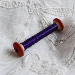 アンテイーク 木製スプール シルク糸 紫 2枚目の画像