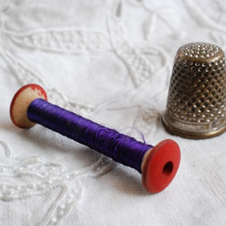 アンテイーク 木製スプール シルク糸 紫 3枚目の画像