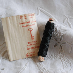 アンティーク  ティリエの紙筒糸巻き #4995 濃灰系 2枚目の画像