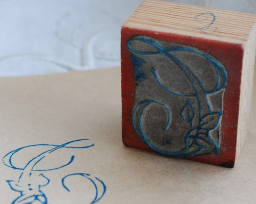 アンティーク 刺繍用スタンプ イニシャルC花文字. [Si085] 編み図