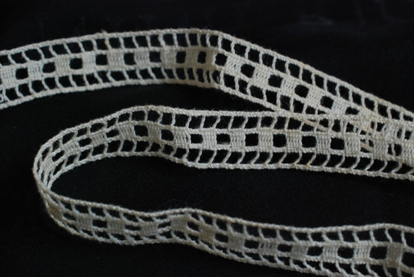 アンティーク　テープレース付き木製糸巻き　レース巾1㎝ 3枚目の画像