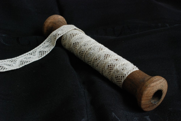 アンティーク　テープレース付き木製糸巻き　レース巾1.2㎝ 1枚目の画像