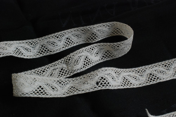 アンティーク　テープレース付き木製糸巻き　レース巾1.2㎝ 2枚目の画像