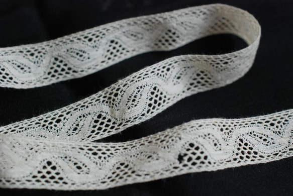 アンティーク　テープレース付き木製糸巻き　レース巾1.2㎝ 3枚目の画像