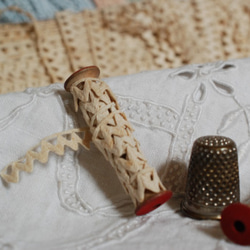 アンティーク 木製ミニ糸巻き Ecruのリボンコード40cm付き レース