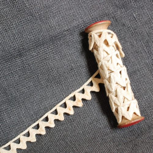 アンティーク 木製ミニ糸巻き Ecruのリボンコード40cm付き レース