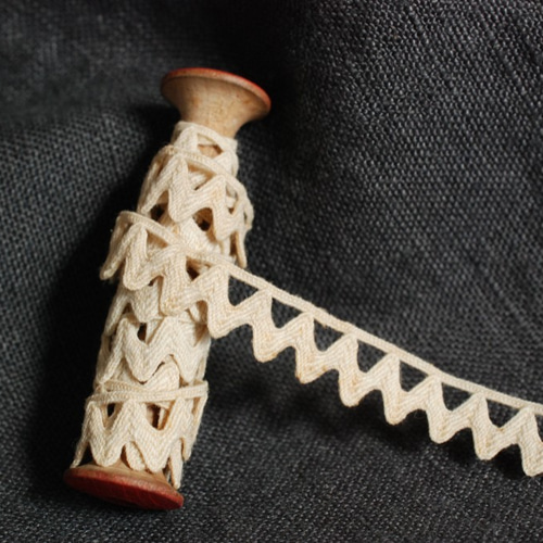 アンティーク 木製ミニ糸巻き Ecruのリボンコード40cm付き レース