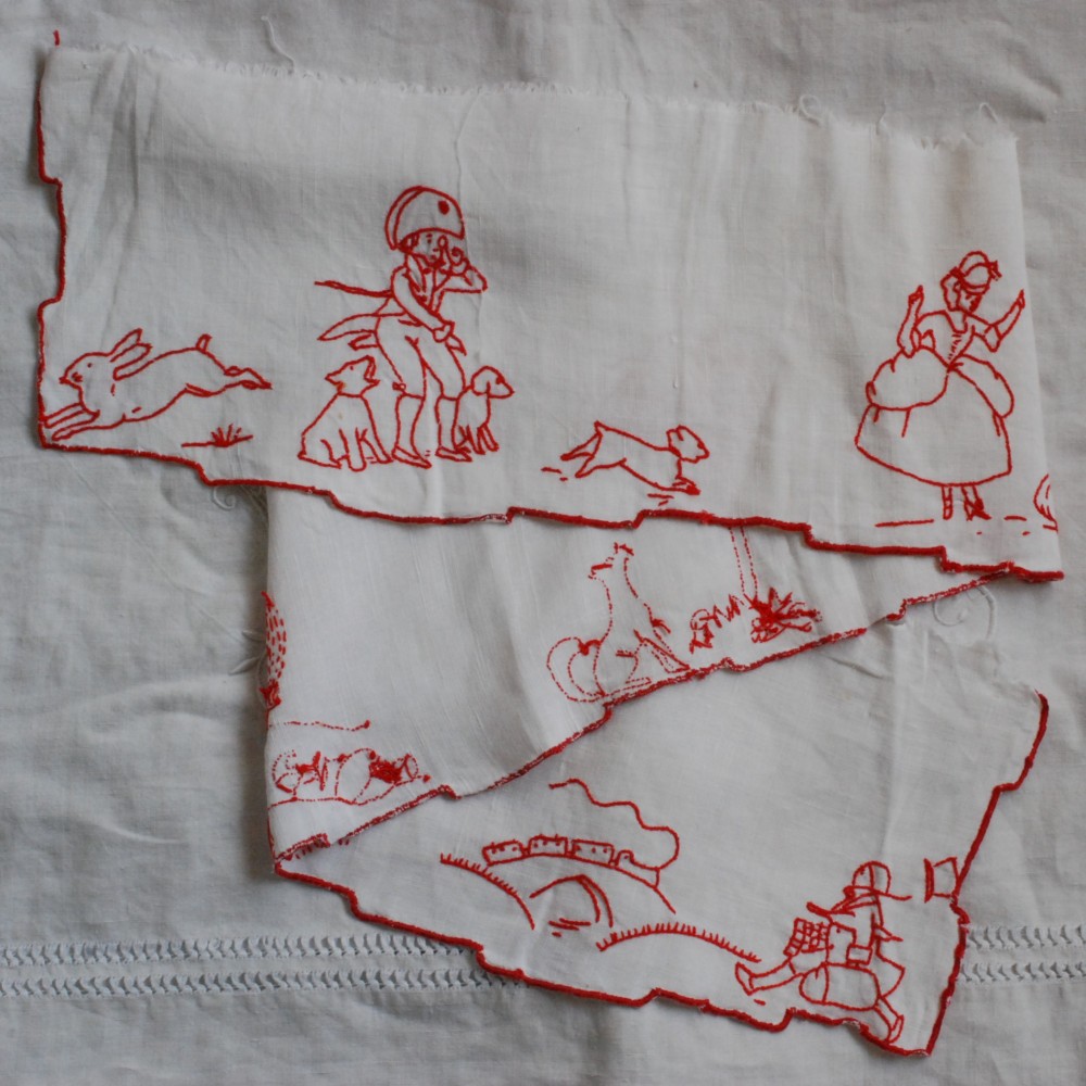 インドのアンティーク刺し子】ヴィンテージ 草木染め 布 赤 刺繍 貝