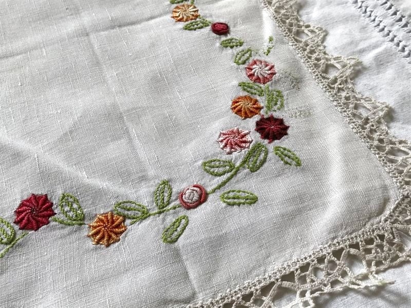 アンティーク フランス刺繍のドイリー。 生地 アンティーク
