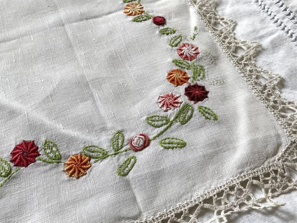 アンティークフランス アルザスチェック 花や葉の手刺繍ドイリー