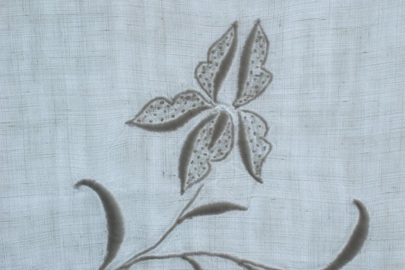 アンティーク 白糸刺繍 お花の模様A はぎれ 2枚目の画像