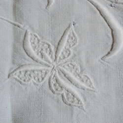 アンティーク 白糸刺繍 お花の模様A はぎれ 8枚目の画像