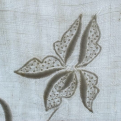 アンティーク 白糸刺繍 お花の模様B はぎれ 2枚目の画像
