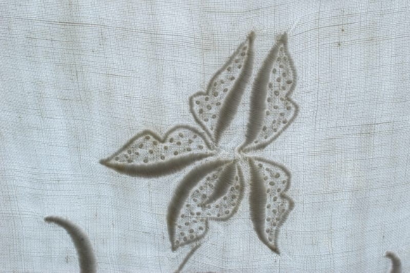 アンティーク 白糸刺繍 お花の模様B はぎれ 2枚目の画像