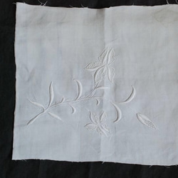 アンティーク 白糸刺繍 お花の模様B はぎれ 3枚目の画像