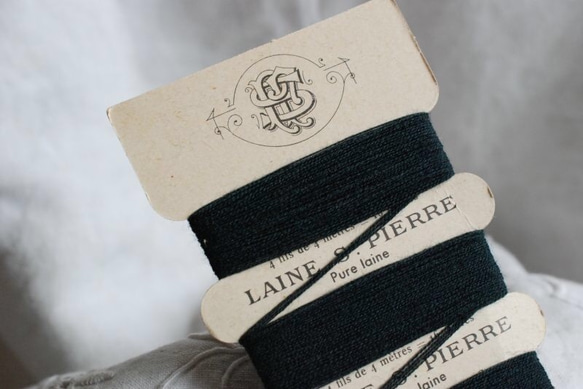 アンティーク糸　レーヌ・サン・ピエールの紙製糸巻き 羊毛 モスグリーン. 2枚目の画像