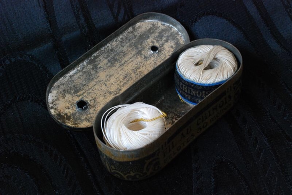 *アンティーク糸と糸缶【セット】 フィル・オ・シノワの糸缶と糸2個 5枚目の画像