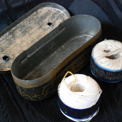 *アンティーク糸と糸缶【セット】 フィル・オ・シノワの糸缶と糸2個 6枚目の画像