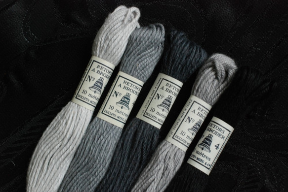 DMC刺繍糸 ＃2415(左端) 黒～グレー系 3枚目の画像
