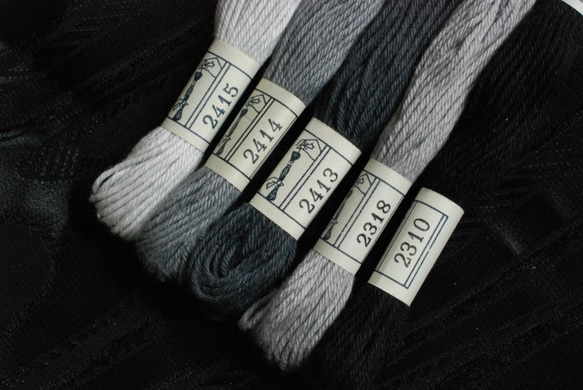DMC刺繍糸 ＃2415(左端) 黒～グレー系 4枚目の画像