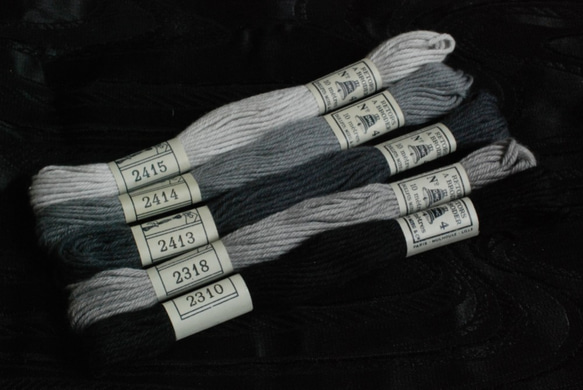 DMC刺繍糸 ＃2415(左端) 黒～グレー系 5枚目の画像