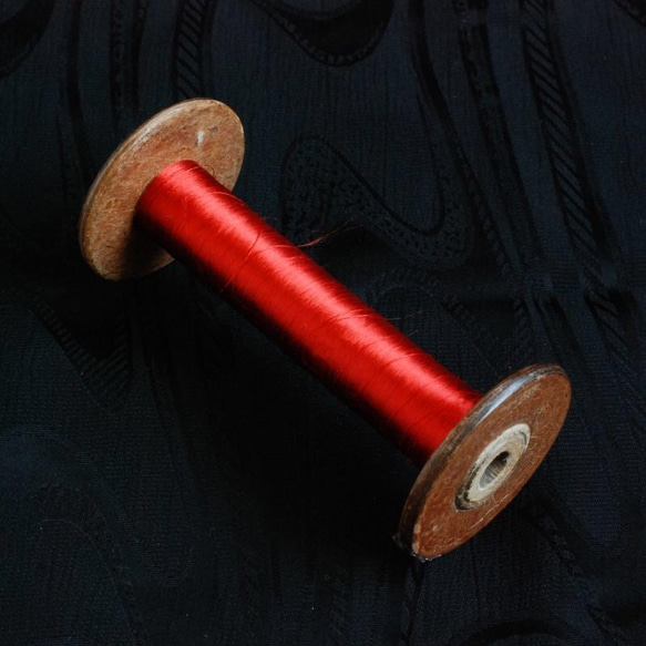 フランスアンティーク　シルクの糸付き糸巻き　スプール　 赤. 1枚目の画像