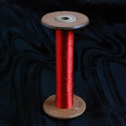 フランスアンティーク　シルクの糸付き糸巻き　スプール　 赤. 2枚目の画像