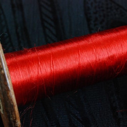 フランスアンティーク　シルクの糸付き糸巻き　スプール　 赤. 4枚目の画像