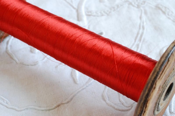 フランスアンティーク　シルクの糸付き糸巻き　スプール　 赤. 5枚目の画像