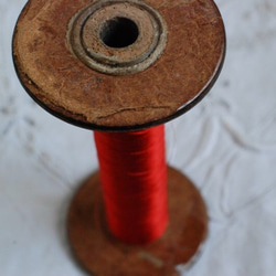 フランスアンティーク　シルクの糸付き糸巻き　スプール　 赤. 6枚目の画像