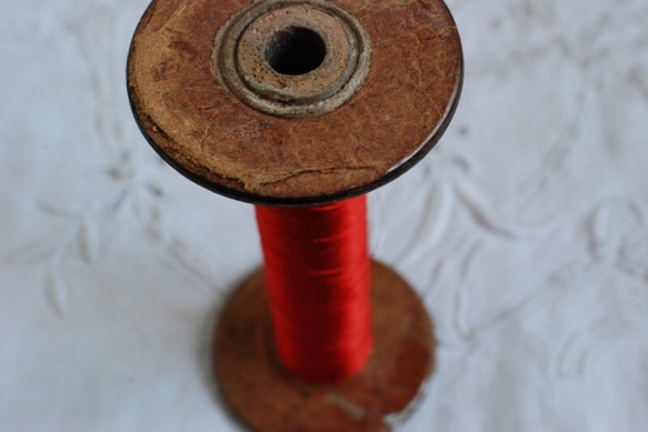フランスアンティーク　シルクの糸付き糸巻き　スプール　 赤. 6枚目の画像